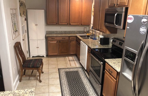 Rosewood Casa | Charming 3 BR park-side Home w/ King bed, WiFi, Full Kitchen & Fenced backyard