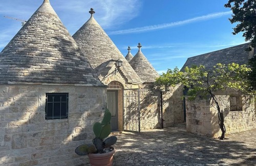 Locorotondo Villa | Trullo familiar de lujo (180 m2) con una gran piscina privada, jardín, barbacoa y horno de pizza.