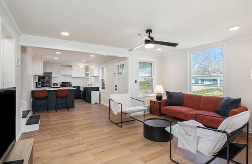 Overland Park Casa | Charming 3BD 2BR Dog Friendly