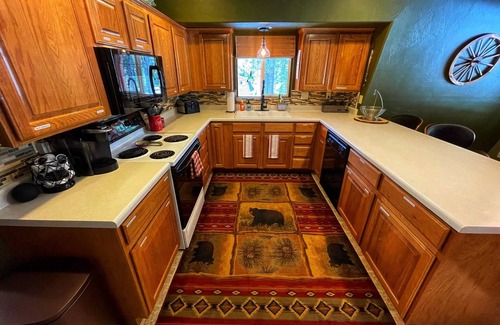 Duck Creek Village Cabina | Charming 3bd/3ba Cabin <1mi to Duck Creek Village!