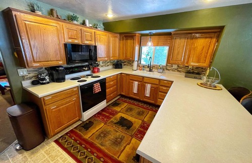 Duck Creek Village Cabina | Charming 3bd/3ba Cabin <1mi to Duck Creek Village!