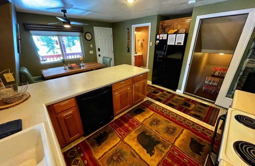 Duck Creek Village Cabina | Charming 3bd/3ba Cabin <1mi to Duck Creek Village!