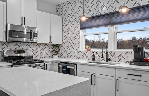 South Side Slopes Casa | Charming 3Bed/2.5Bath ; Deck + Free Strt Parking