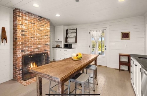 Cleveland Otro | Charming 3bed/2bath 1800s Farmhouse - Just Minutes to Helen & North GA Wineries!