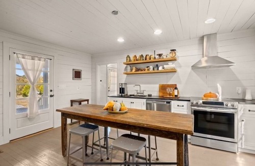 Cleveland Otro | Charming 3bed/2bath 1800s Farmhouse - Just Minutes to Helen & North GA Wineries!