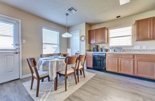 Houston Casa | Charming 3bedroom house in lovely Houston with AC, WiFi.7 miles from IAH Airport