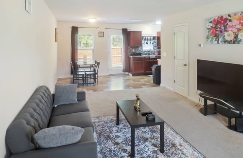 Fayetteville Casa | Charming 3bedroom house Fayetteville with WiFi, AC. and more. Start your getaway