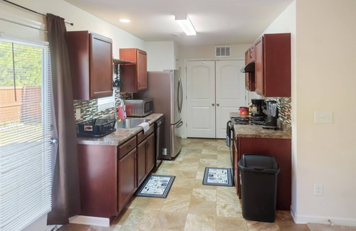 Fayetteville Casa | Charming 3bedroom house Fayetteville with WiFi, AC. and more. Start your getaway