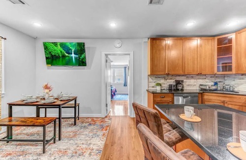 West New York Apartamento | Charming 3BHK - 15 mins bus ride to Time Sq., NYC