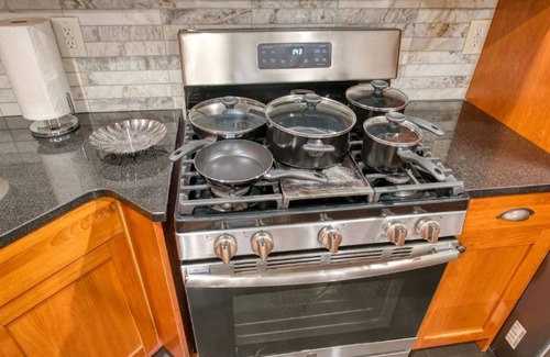 West New York Apartamento | Charming 3BHK - 15 mins bus ride to Time Sq., NYC