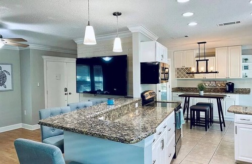 Venice Casa | Charming 3BR/2BA Venice center located, screened/heated pool