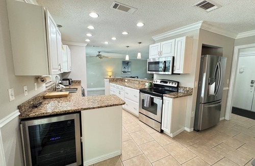 Venice Casa | Charming 3BR/2BA Venice center located, screened/heated pool