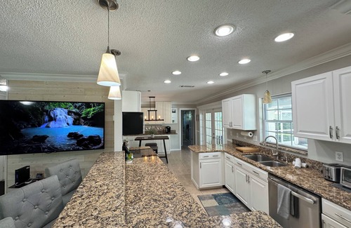 Venice Casa | Charming 3BR/2BA Venice center located, screened/heated pool