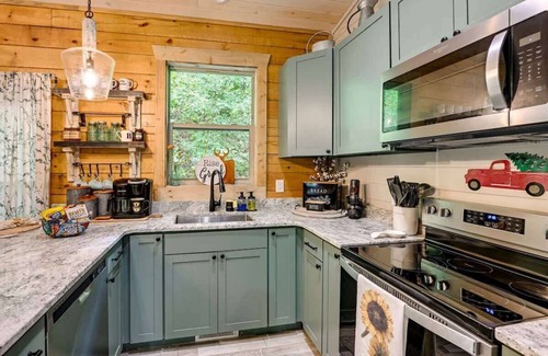 Cullowhee Casa | Charming 3BR Cabin w/ Hot Tub + Fire Pit Near WCU