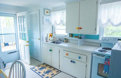 The Pines Cabaña | Charming 3BR Coastal Bungalow—Bike to Beach, Walk to Town!
