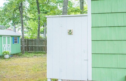 The Pines Cabaña | Charming 3BR Coastal Bungalow—Bike to Beach, Walk to Town!