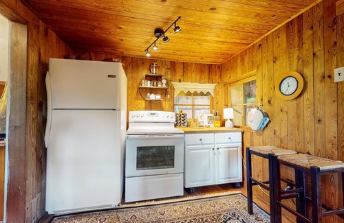 Lake Junaluska Cabaña | Charming 3BR Cottage with Full Kitchen, WIFI and Access to community amenities