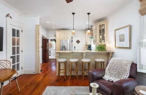 Geneva Casa | Charming 3BR Cottage + Garden, Walk to Downtown & Metra, Sleeps 6