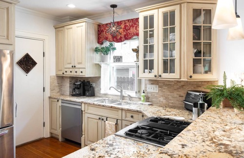 Geneva Casa | Charming 3BR Cottage + Garden, Walk to Downtown & Metra, Sleeps 6