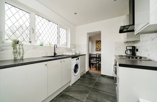 Heston Central Casa | Charming 3BR House With Free Parking and Garden