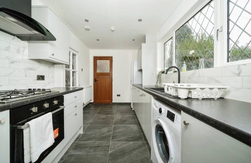 Heston Central Casa | Charming 3BR House With Free Parking and Garden