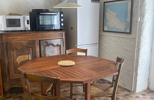 Locmaria Casa | Casa acogedora con jardín, cerca de la playa, admite mascotas, ideal para 6 pers.
