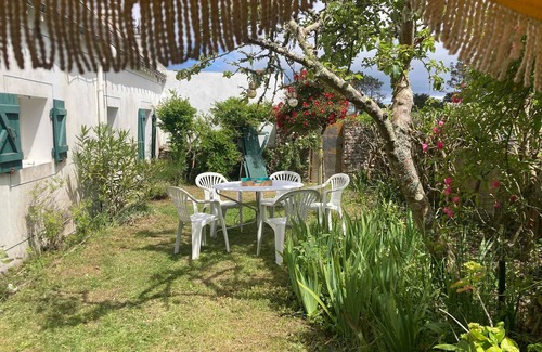 Locmaria Casa | Casa acogedora con jardín, cerca de la playa, admite mascotas, ideal para 6 pers.