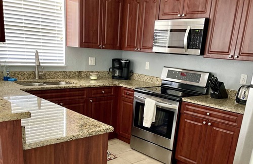 Oakford Park Casa | CHARMING 3BR POOL SPA home in Midtown Tampa!