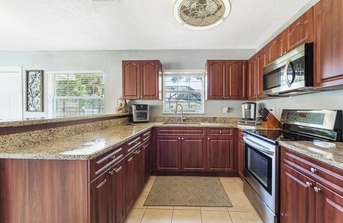 Oakford Park Casa | CHARMING 3BR POOL SPA home in Midtown Tampa!