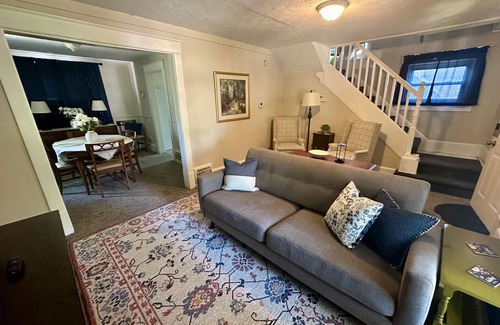 Akron Casa | Charming 3BR Retreat in Kenmore - Near Hospitals & Transportation