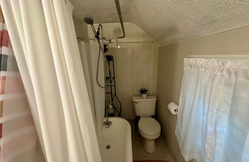 Akron Casa | Charming 3BR Retreat in Kenmore - Near Hospitals & Transportation