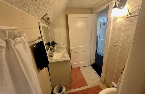 Akron Casa | Charming 3BR Retreat in Kenmore - Near Hospitals & Transportation
