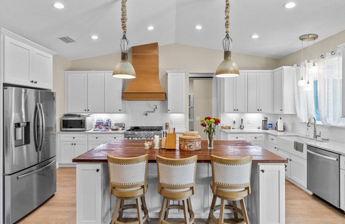 Inverness Casa | Charming 3BR Waterfront Home - Perfect for Airboat and Fishing Enthusiasts- Close to Disney