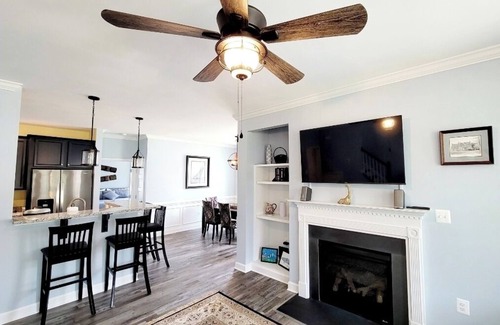 Issue Casa | Charming 3BR with Fire Pit and Large Covered Porch