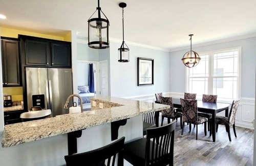 Issue Casa | Charming 3BR with Fire Pit and Large Covered Porch