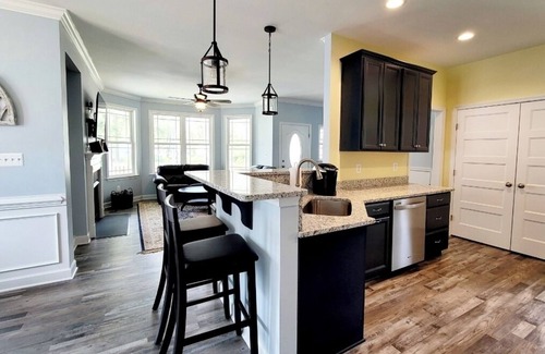 Issue Casa | Charming 3BR with Fire Pit and Large Covered Porch