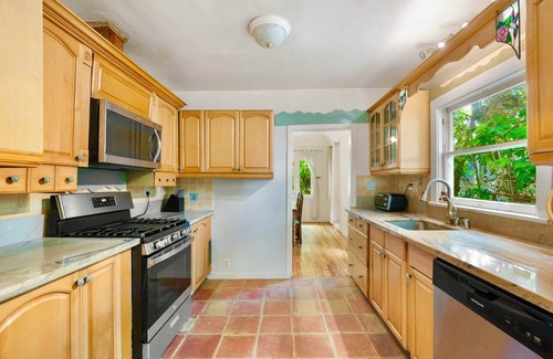 Ocean Park Casa | Charming 4+2 House in Heart of Santa Monica, walk 2 Beach, Main St, Venice &More