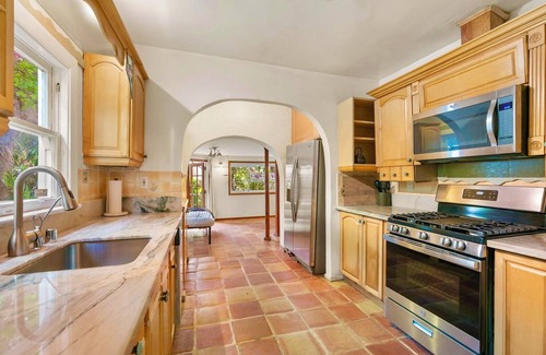 Ocean Park Casa | Charming 4+2 House in Heart of Santa Monica, walk 2 Beach, Main St, Venice &More