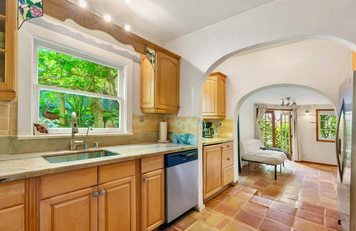 Ocean Park Casa | Charming 4+2 House in Heart of Santa Monica, walk 2 Beach, Main St, Venice &More