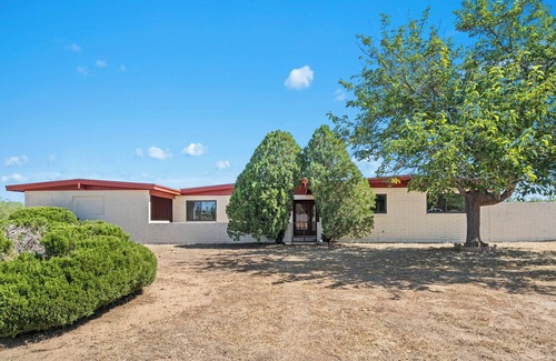 Sierra Vista Casa | Charming 4 bed/2 bath lovely house in central Location w/ much Privacy and Space