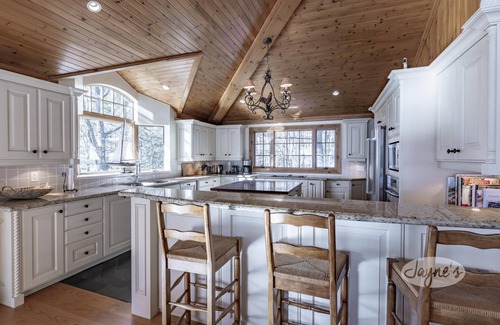 Minett Cabaña | Charming 4 bed 4 bath cottage on Lake Rosseau with Boathouse! SW Exposure!