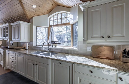 Minett Cabaña | Charming 4 bed 4 bath cottage on Lake Rosseau with Boathouse! SW Exposure!