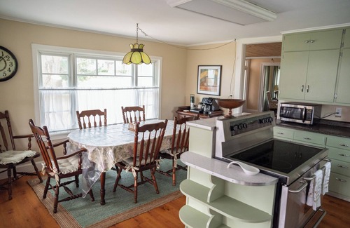Naples Otro | Charming 4-bed Farmhouse. Minutes to Bristol Mountain, Finger Lakes, Wineries.