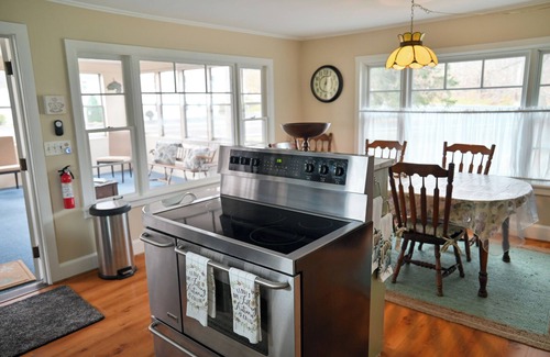 Naples Otro | Charming 4-bed Farmhouse. Minutes to Bristol Mountain, Finger Lakes, Wineries.