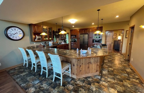 Pilot Mountain Chalet De Esquí | Charming 4-bedroom Chalet with WiFi and Welcoming View of Pilot Mountain