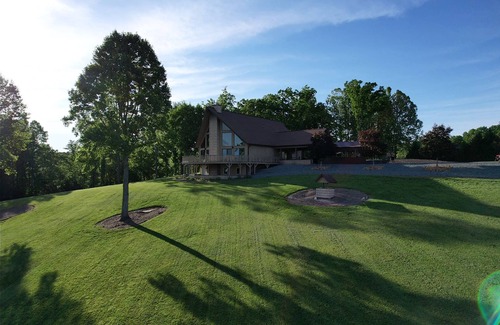 Pilot Mountain Chalet De Esquí | Charming 4-bedroom Chalet with WiFi and Welcoming View of Pilot Mountain
