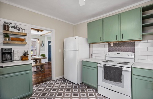 Mountain City Otro | Charming 4 bedroom farmhouse with large backyard