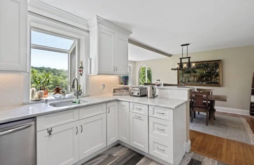 Pompton Lakes Casa | Charming 4-bedroom country house 40 minutes from NYC