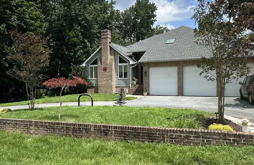 Lake Shore Casa | Charming 4-bedroom 3-bath house with AC