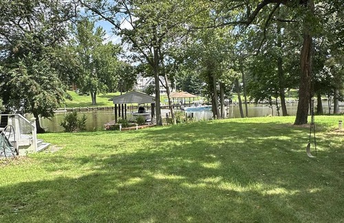 Lake Shore Casa | Charming 4-bedroom 3-bath house with AC